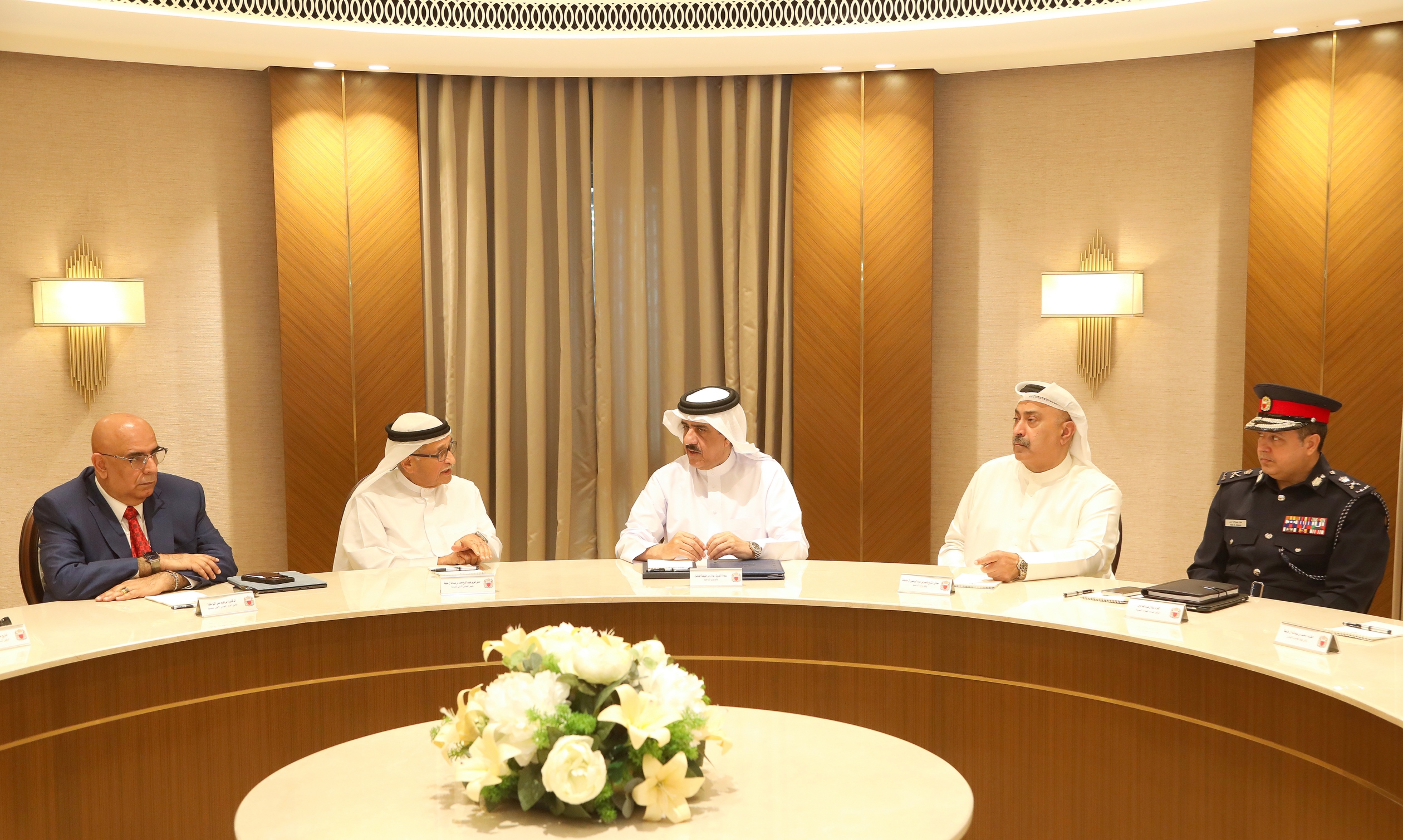 نائب وزير الداخلية يبحث مع رئيس المجلس الأعلى للصحة تطوير برامج الرعاية الصحية لمنتسبي الوزارة<